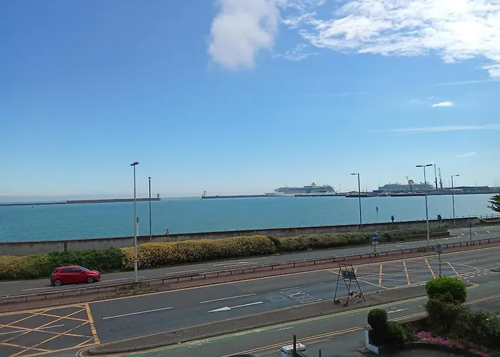Sea View Flat Opposite Port With Parking