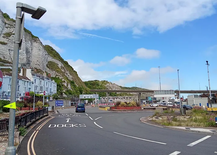 Sea View Flat Opposite Port With Parking